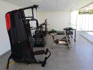 un gimnasio con varias bicicletas estáticas y una cinta de correr en DREAM SEA and MOUNTAIN VIEW APARTMENT in SUKHA, en Gran Alacant