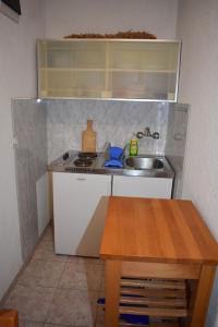 uma pequena cozinha com um lavatório e um fogão em Holiday apartment in Drage with balcony, air conditioning, W-LAN 5013-1 em Drage