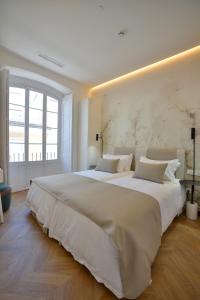 Postel nebo postele na pokoji v ubytování Plaza Mina Suites - Adults Recommended by Luxury Suites Cadiz