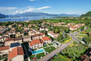 een luchtzicht op een stad met een meer bij Villa Meri Star in Manerba del Garda