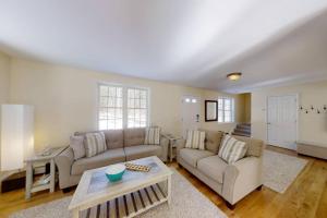 uma sala de estar com um sofá e uma mesa em River View House em Conway