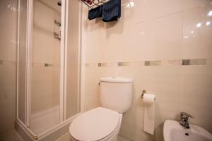 Un baño de Noja Rooms