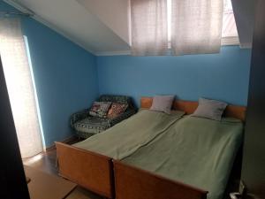 En eller flere senge i et værelse på Tiniko Guest House