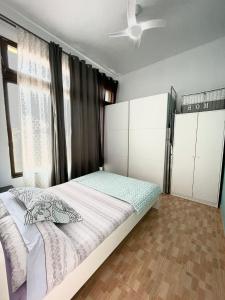 1 dormitorio con 1 cama y ventilador de techo en Apartments Las Brisas Costa Adeje en Adeje