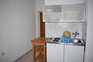 Kuchyňa alebo kuchynka v ubytovaní Apartment in Drage with terrace, air conditioning, W-LAN 5013-2