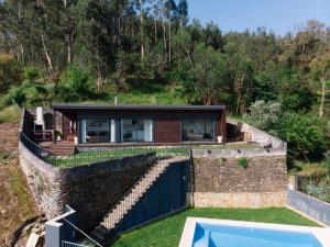 uma vista exterior de uma casa com piscina em Quinta do Pomar Maior Douro - Porto Carvoeiro em Porto Carvoeiro