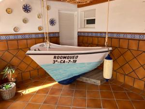 a small boat sitting on a stand in a bathroom at ROOMQUEO-Only Adults in Barbate