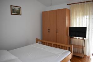 Krevet ili kreveti u jedinici u objektu Holiday apartment in Drage with terrace, air conditioning, W-LAN 5013-6