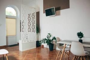 a dining room with a table and chairs at Rákóczi apartman in Odorheiu Secuiesc