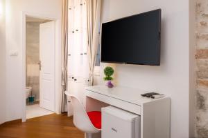 TV a/nebo společenská místnost v ubytování Riva Rooms