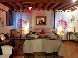 1 dormitorio con 1 cama, mesa y sillas en Suite Ai Leoni, en Venecia