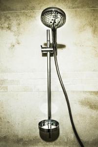 metalowa lampa z podłączonym wężem wodnym w obiekcie marguerite shop and stay w mieście Dentergem