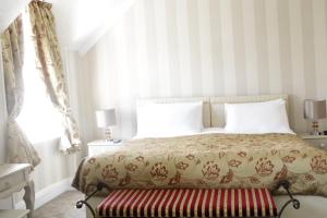 A bed or beds in a room at Clifton Villa Guest House 