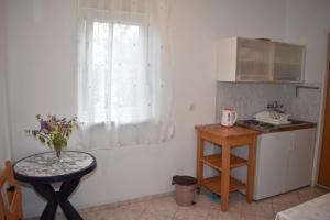 Kuchyňa alebo kuchynka v ubytovaní Holiday apartment in Drage with terrace, air conditioning, W-LAN 5013-3 + 22 fotografií