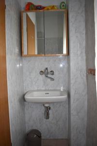Kúpeľňa v ubytovaní Holiday apartment in Drage with terrace, air conditioning, W-LAN 5013-3