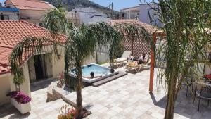 The swimming pool at or close to Villa Fouli