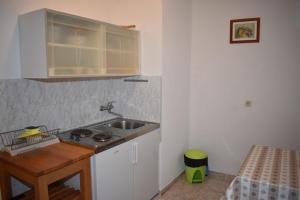 eine Küche mit einer Spüle und einer Arbeitsplatte in der Unterkunft Holiday apartment in Drage with terrace, air conditioning, W-LAN 5013-5 in Drage
