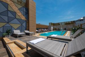 Bazén v ubytování Ramada By Wyndham Istanbul Pera Taksim nebo v jeho okolí