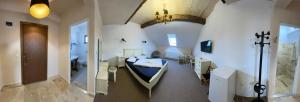 Zimmer mit einem Zimmer mit einem Bett in der Unterkunft Guest House Hena in Sfântu Gheorghe