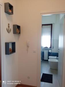 y baño con bañera, lavabo y aseo. en Nonna Pella Casa Vacanze appartamento Ginestra, en Pietra Ligure