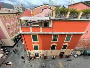 Un edificio naranja en medio de una ciudad. en Mare e Cielo Luxury Apartment 2BR, en Sestri Levante