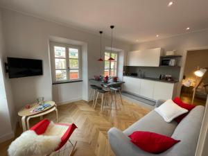 Una sala de estar con un sofá y una cocina. en Mare e Cielo Luxury Apartment 2BR, en Sestri Levante