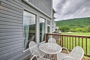 een terras met een tafel en stoelen op een balkon bij Cozy-Chic Abode Hang Glide, Hike, Rock Climb in Trenton