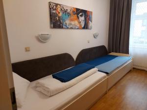 Bett in einem kleinen Zimmer mit in der Unterkunft Appartements Andrea in Klosterneuburg