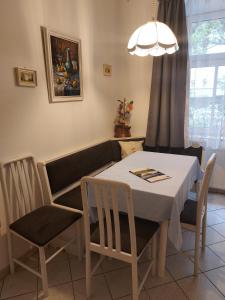 jadalnia z białym stołem i krzesłami w obiekcie Appartements Andrea w mieście Klosterneuburg