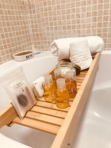 a wooden tray in a bath tub with towels and honey jars at Casa del Sol in Manilva