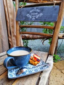 eine Schüssel Milch und ein Teller Essen auf einem Stuhl in der Unterkunft Podere Montecorno in Alberese