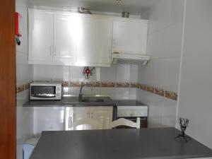 Vale de Azereiros Apartamentosにあるキッチンまたは簡易キッチン