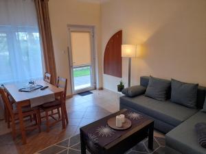 salon z kanapą i stołem w obiekcie GRAND VILLA USTKA- Marmonoli w Ustce