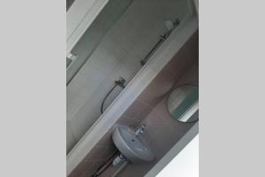 uma casa de banho com um lavatório e um espelho em Deux pièces cosy em Trouville-sur-Mer