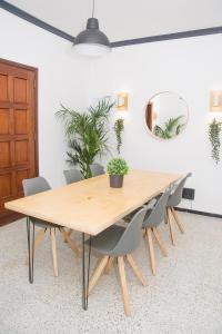 - une table et des chaises en bois dans l'établissement Sweet Stays, à Las Palmas de Gran Canaria