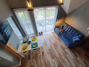 an overhead view of a living room with a couch and a table at Willa Zacisze apartament 12 in Kąty Rybackie