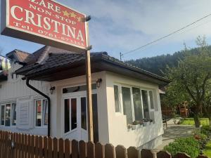 un panneau indiquant un restaurant devant une maison dans l'établissement PENSIUNEA CRISTINA, à Topliţa