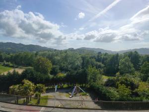 Cette chambre offre une vue sur un parc avec une montagne. dans l'établissement LA CASINA DEL CARRIL, à Colunga