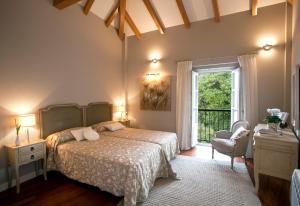 1 dormitorio con cama y ventana en Cruceiro do Galo by Inicia SR, en Santiago de Compostela