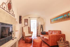 a living room with a couch and a television at B&B Luna & Stelle in Villafranca in Lunigiana