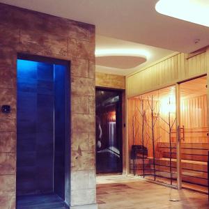 Zlatna Kruna - Lux Apartments Kopaonik في كوباونيك: مدخل مع باب زجاجي كبير في مبنى