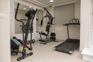 Villa Rita Apartments II في بروماجنا: صالة ألعاب رياضية مع العديد من آلات المشي وجهاز ركض