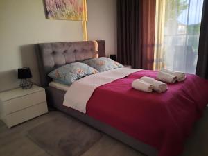 Un dormitorio con una cama con dos toallas encima. en GARDENIA Apartament Przy Plaży 19, en Dziwnów