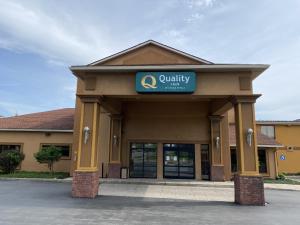 a office building with a sign on the front of it at Quality Inn Near Walden Galleria Mall in Cheektowaga