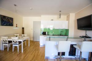 克拉尼斯卡戈拉的住宿－Apartma Svit，厨房以及带桌椅的用餐室。