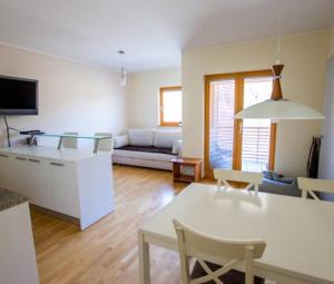 克拉尼斯卡戈拉的住宿－Apartma Svit，厨房以及带桌椅的起居室。