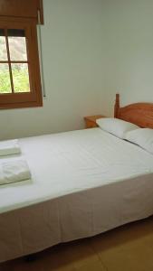 2 Betten in einem Schlafzimmer mit Fenster in der Unterkunft Mas de l'Assut in Cornudella de Montsant