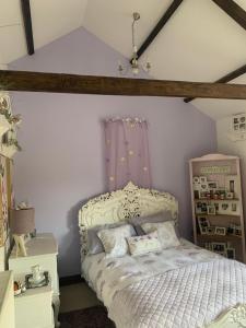 1 dormitorio con cama blanca y techo en Tathan Herd, en Flemingston