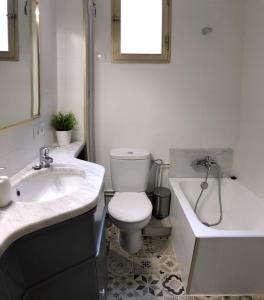 een badkamer met toilet, wastafel en bad bij Apartamento acogedor y familiar - WiFi+Chromecast in Puigcerdà