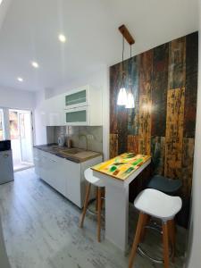 una cocina con una mesa y dos taburetes. en Laura Apartments Sinaia, en Sinaia